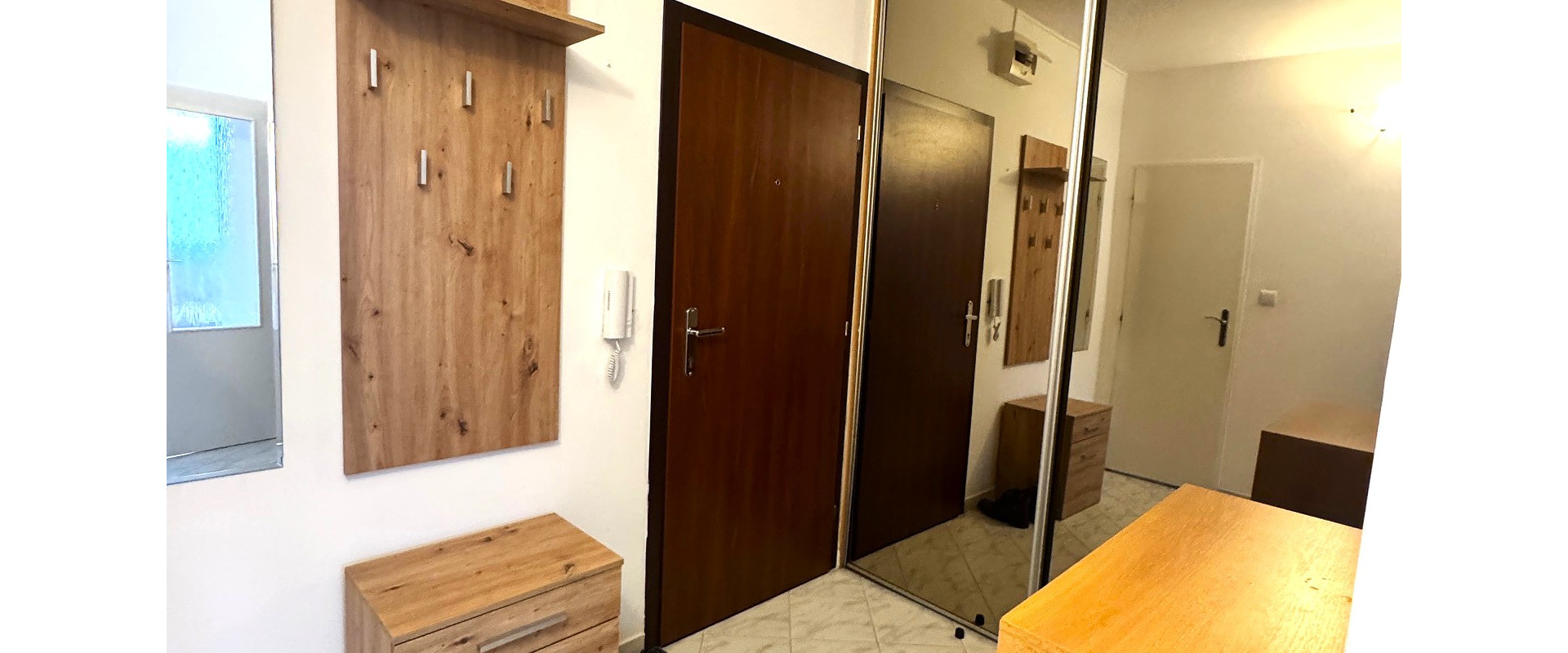 Prenájom 2-izbový byt s balkónom, komplet zariadený.