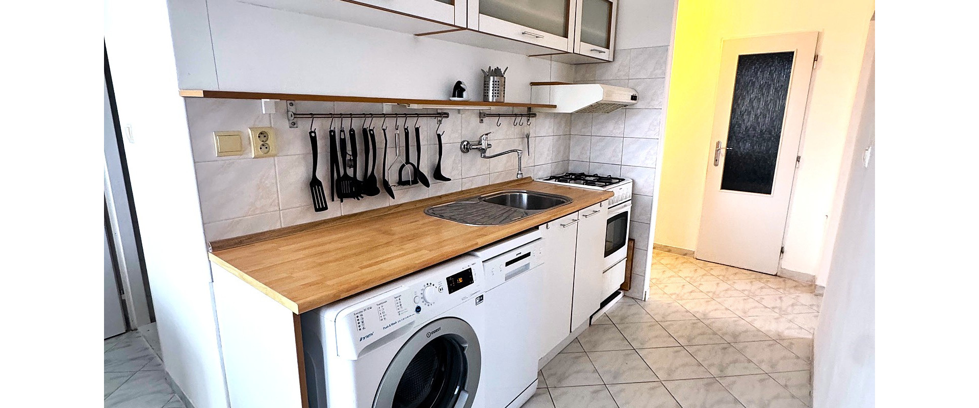 Prenájom 2-izbový byt s balkónom, komplet zariadený.