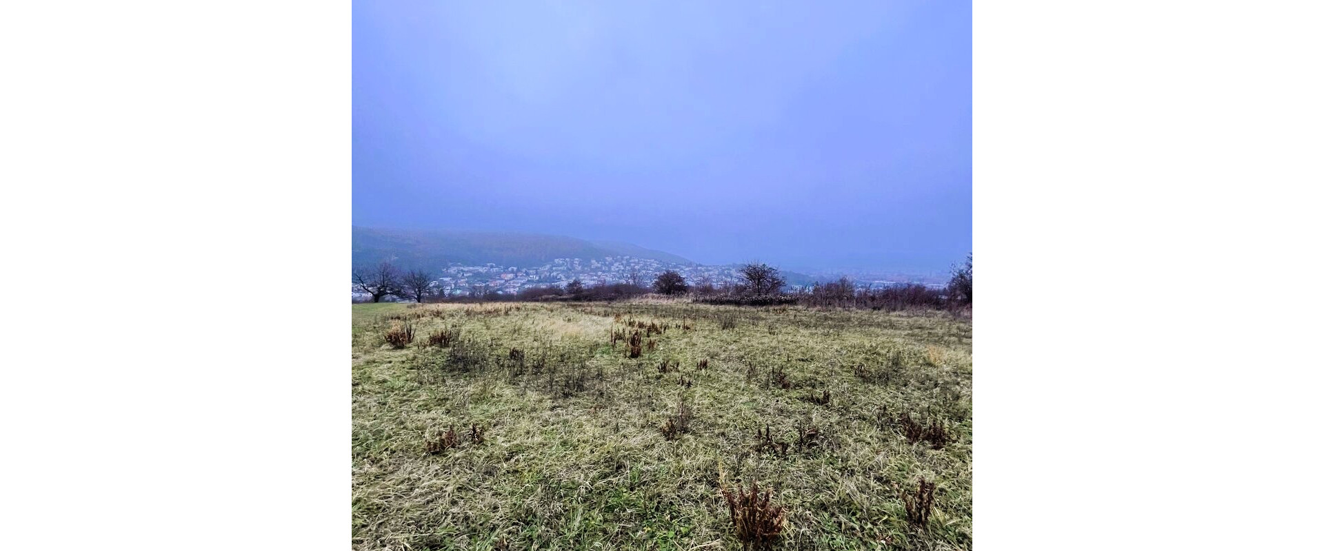 Na predaj pozemok s rozlohou - 2718 m² na ulici Majakovského v Humennom - panoramatický výhľad na mesto.