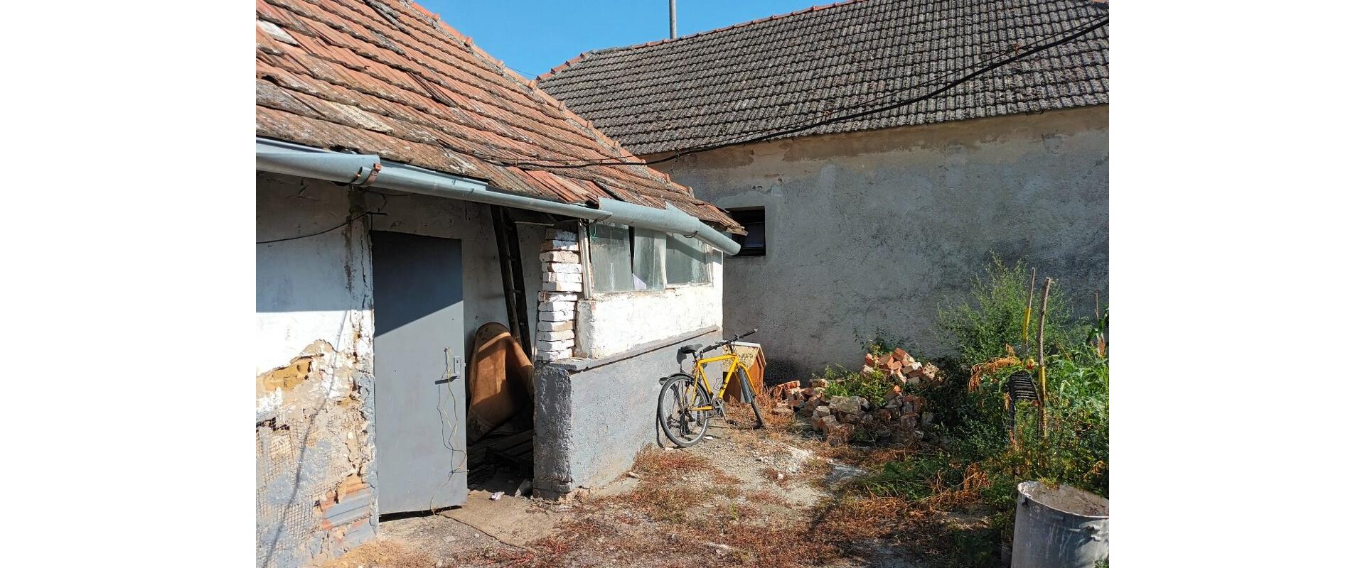 Pozemok so starším domom 255 m² – Bojničky pri Hlohovci