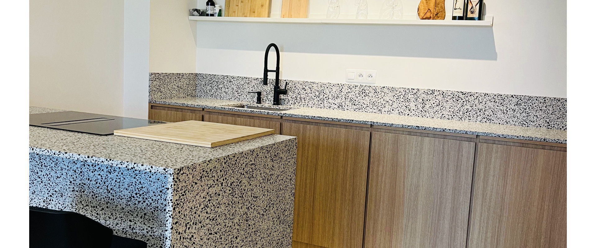 PREDAJ: Prémiový 2-izbový byt + garážové státie + kobka - v blízkosti Mlynských Nív