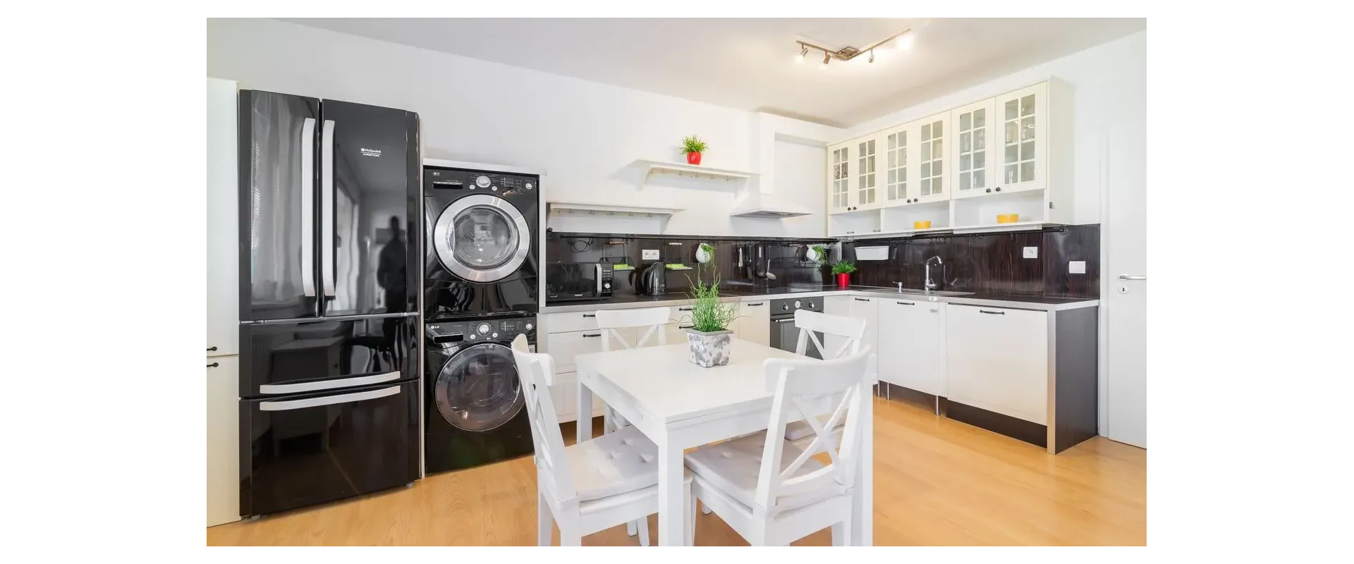 PRENÁJOM: Pet Friendly: Atraktívny 3i byt + predzáhradka + terasa + 2 parkovacie miesta - KOLIBA