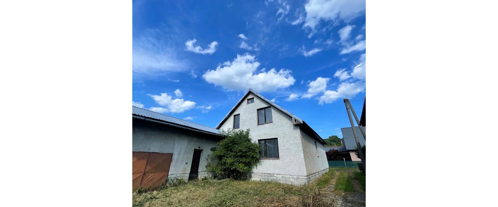 Na predaj priestranný rodinný dom s garážou – Holčíkovce, okres Vranov nad Topľou.