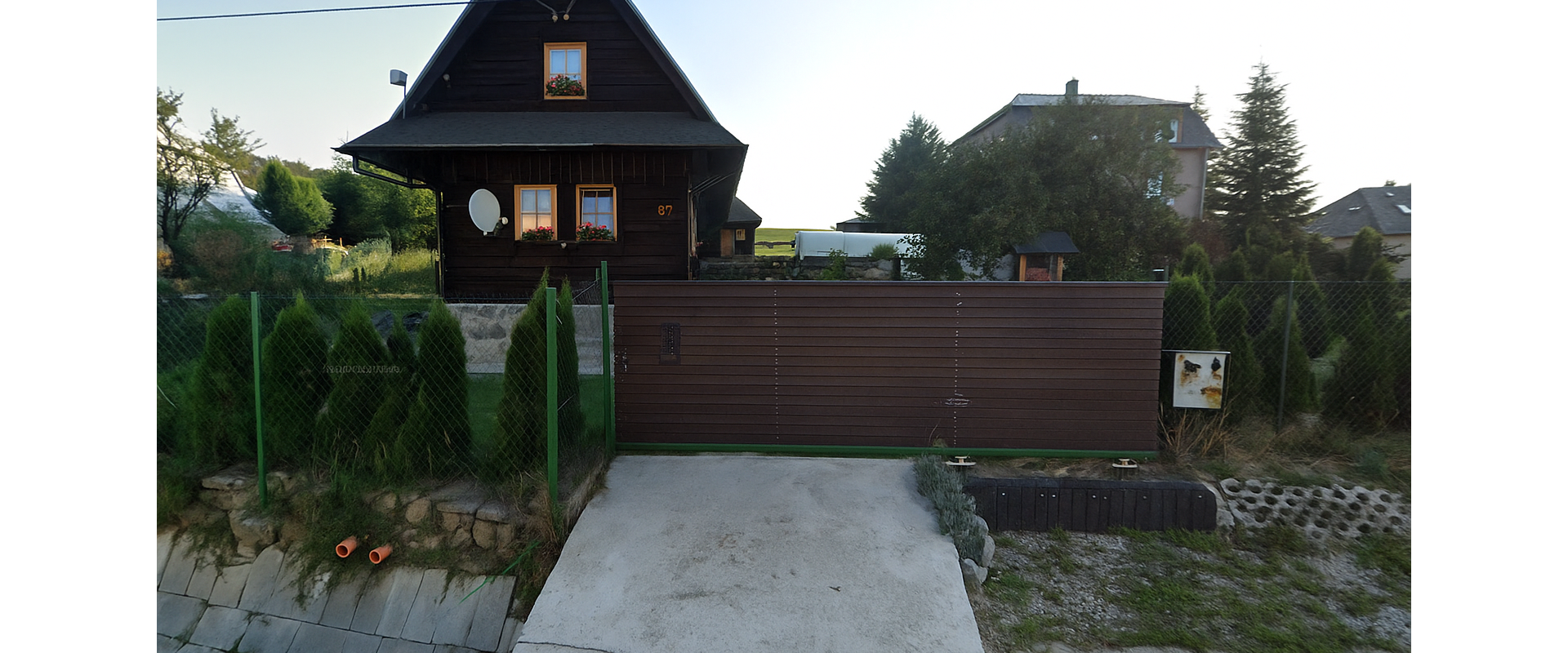 Na predaj drevenica s pozemkom a bazénom  - 1194 m² v obci Miková.