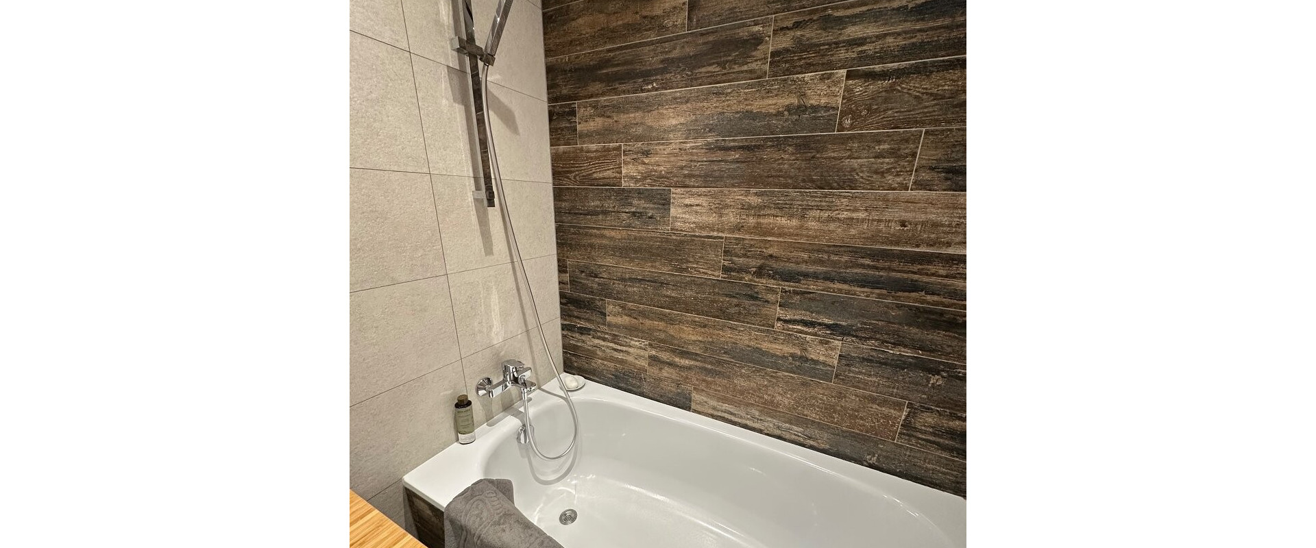 PRENÁJOM: Priestranný 3i byt + 2 loggie - Petržalka