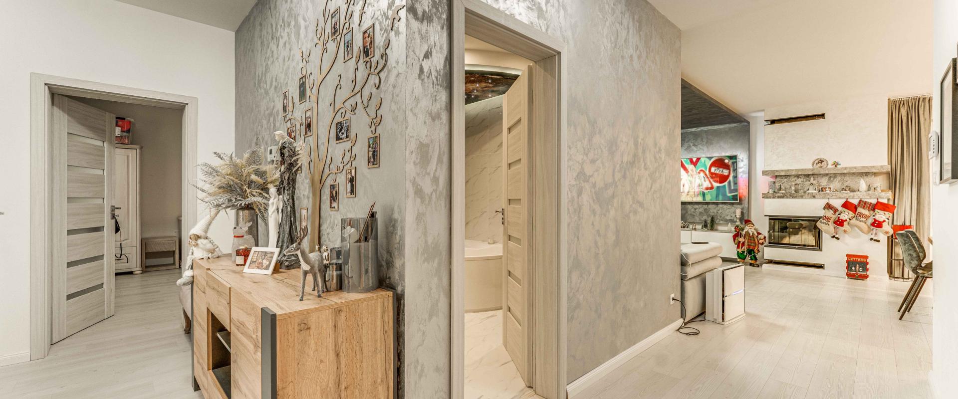 Luxusný rodinný dom s bazénom a veľkým pozemkom – Dvorníky