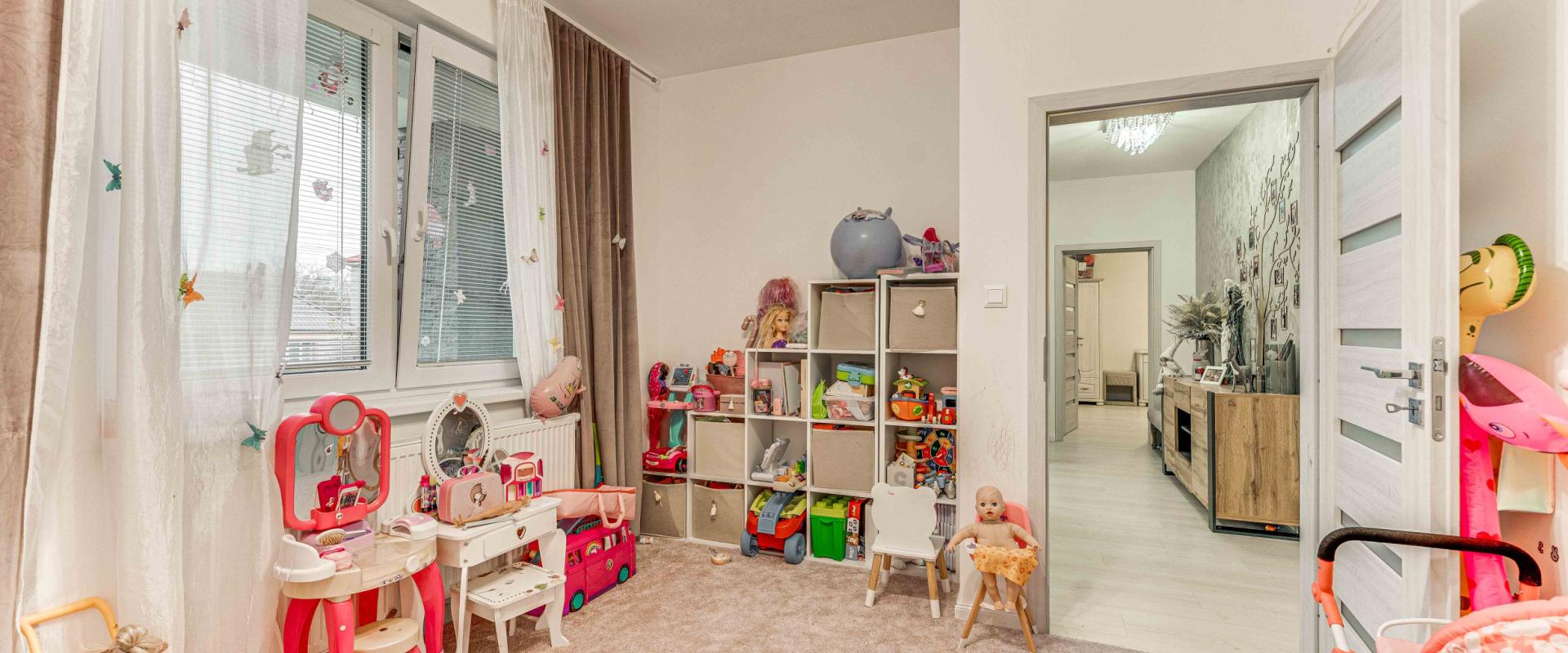 Luxusný rodinný dom s bazénom a veľkým pozemkom – Dvorníky