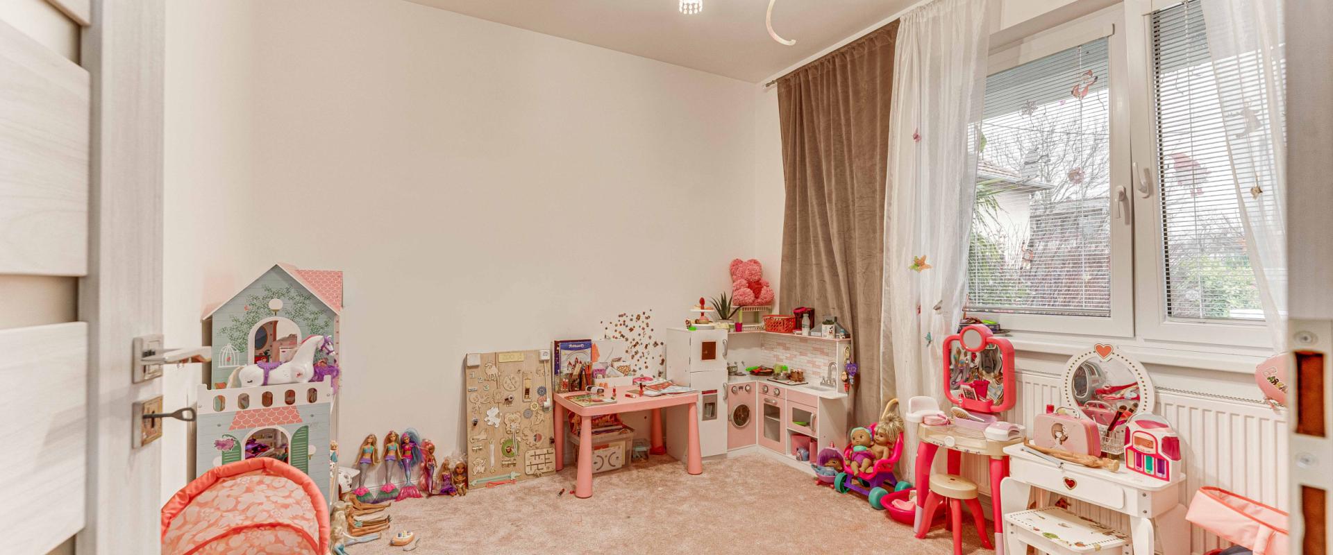 Luxusný rodinný dom s bazénom a veľkým pozemkom – Dvorníky