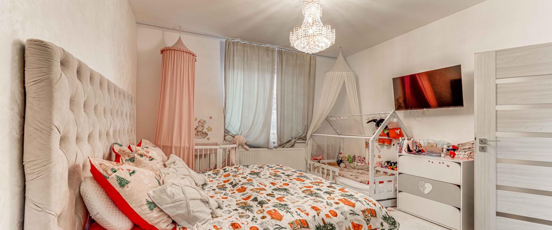 Luxusný rodinný dom s bazénom a veľkým pozemkom – Dvorníky