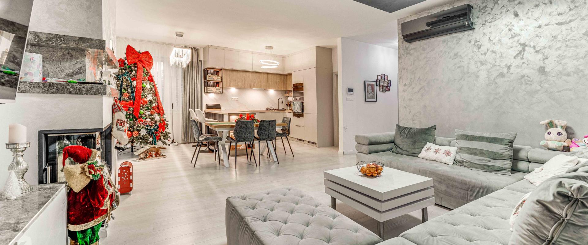 Luxusný rodinný dom s bazénom a veľkým pozemkom – Dvorníky