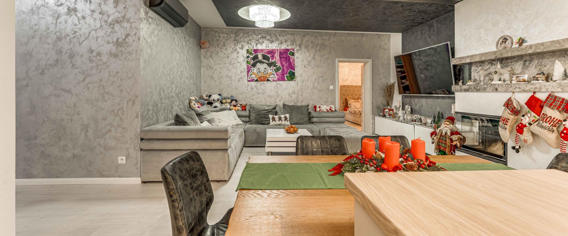 Luxusný rodinný dom s bazénom a veľkým pozemkom – Dvorníky