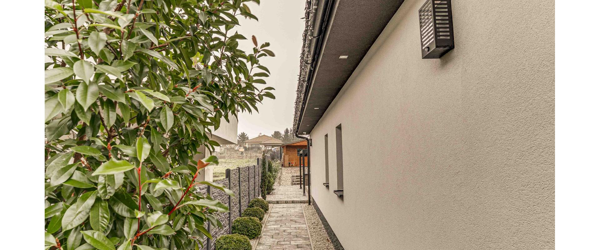 Luxusný rodinný dom s bazénom a veľkým pozemkom – Dvorníky