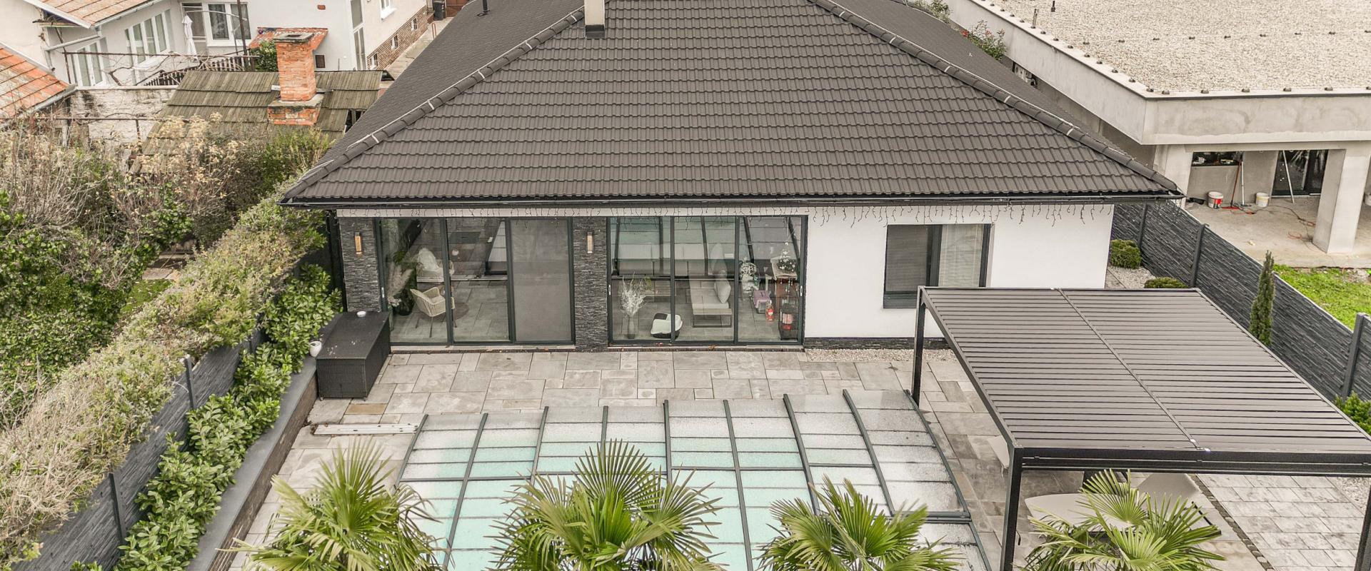 Luxusný rodinný dom s bazénom a veľkým pozemkom – Dvorníky