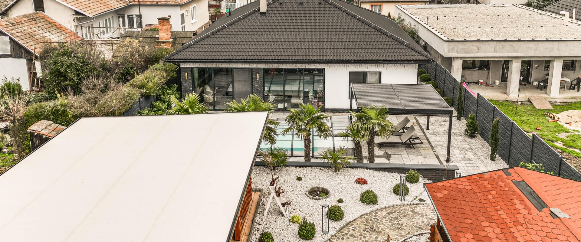 Luxusný rodinný dom s bazénom a veľkým pozemkom – Dvorníky