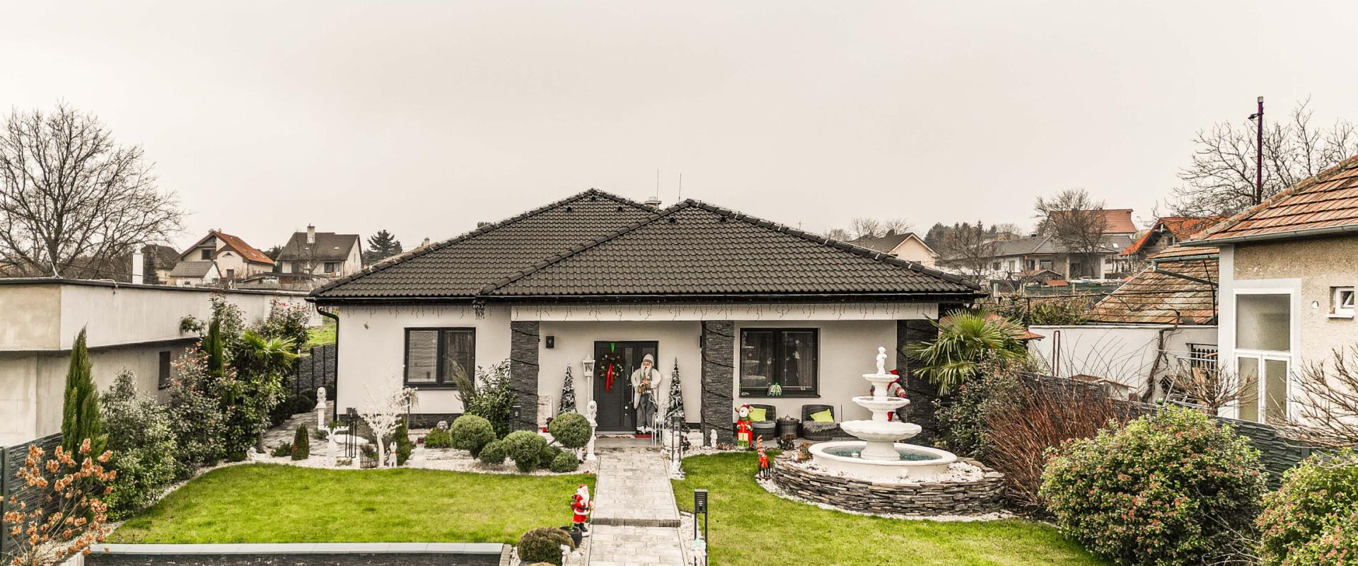 Luxusný rodinný dom s bazénom a veľkým pozemkom – Dvorníky