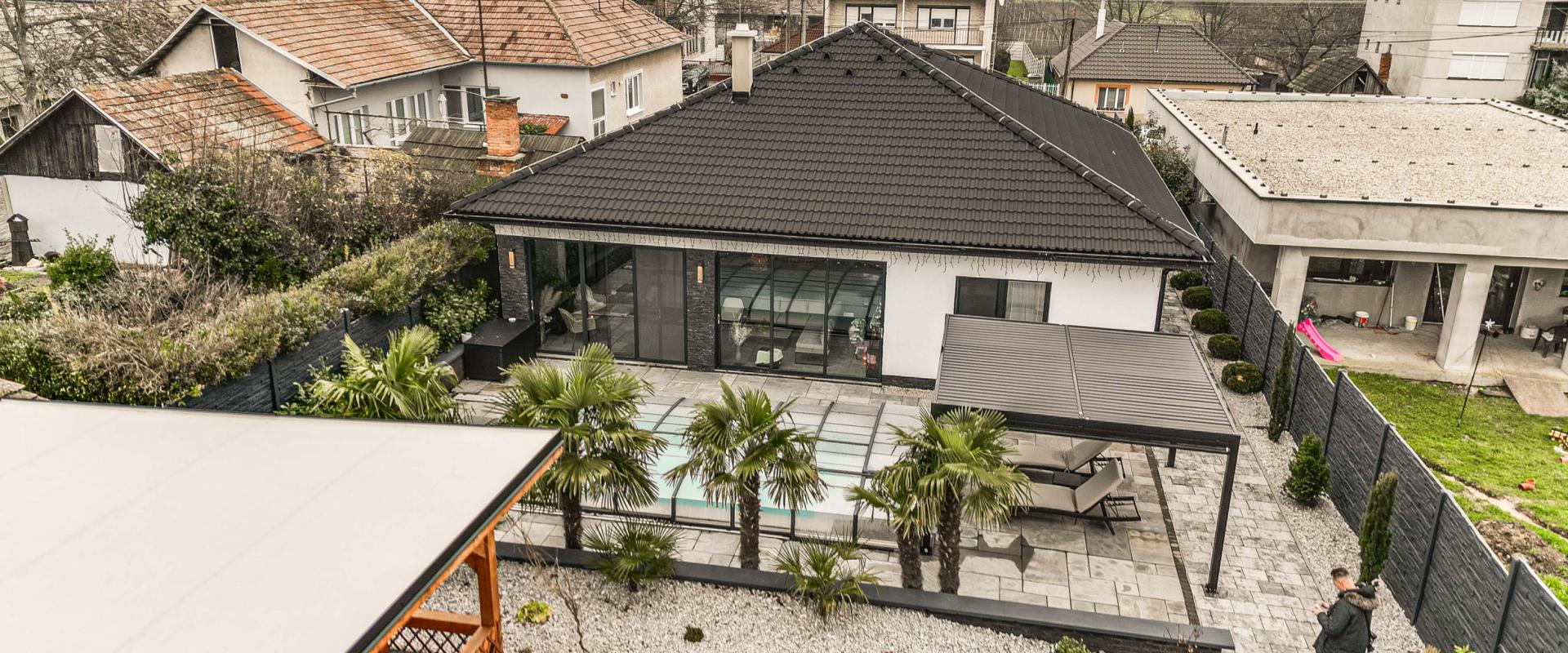 Luxusný rodinný dom s bazénom a veľkým pozemkom – Dvorníky