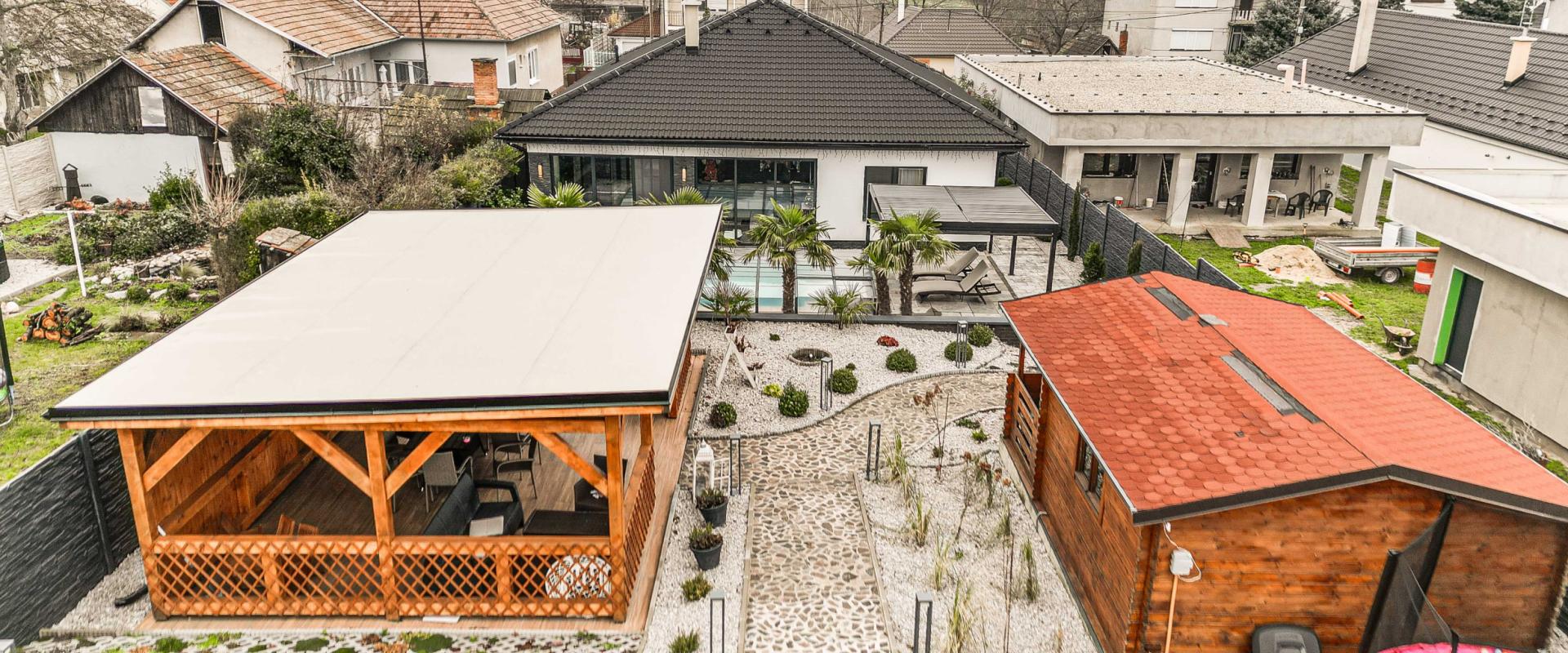 Luxusný rodinný dom s bazénom a veľkým pozemkom – Dvorníky