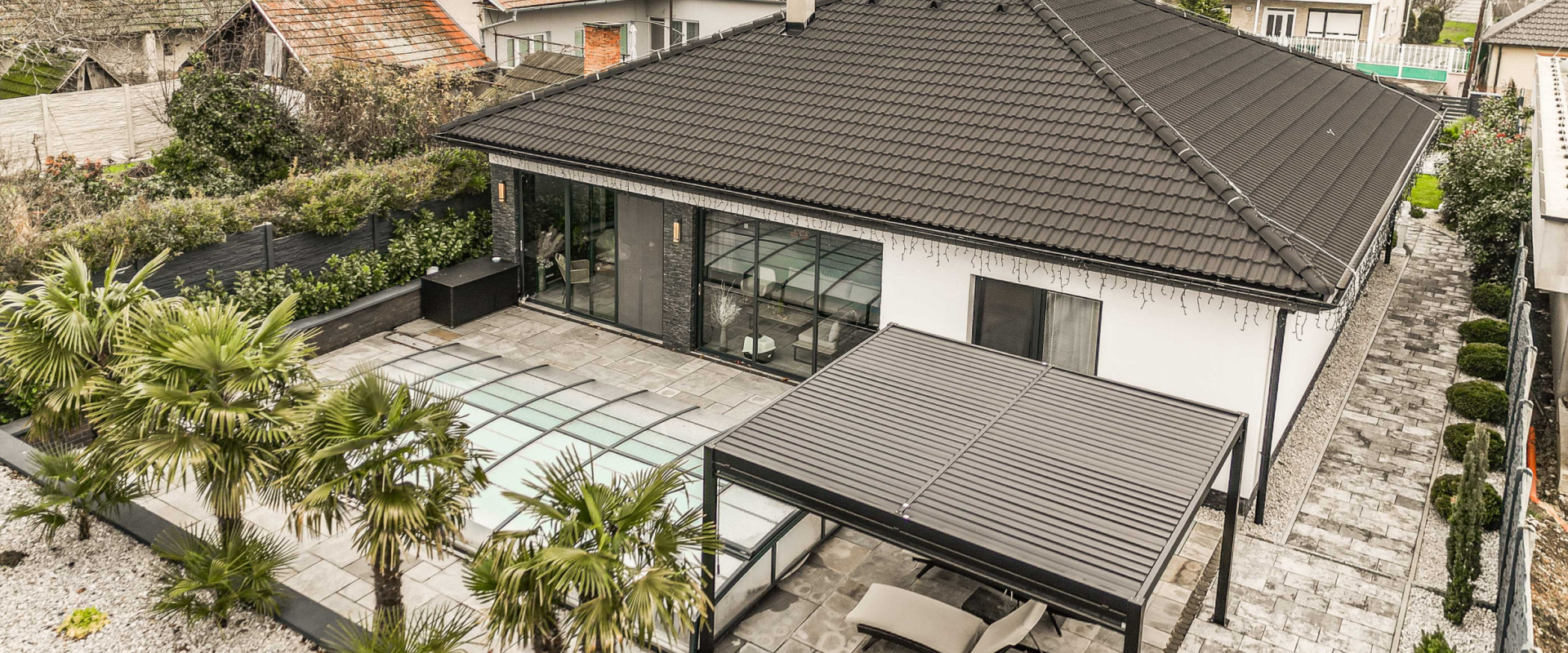 Luxusný rodinný dom s bazénom a veľkým pozemkom – Dvorníky