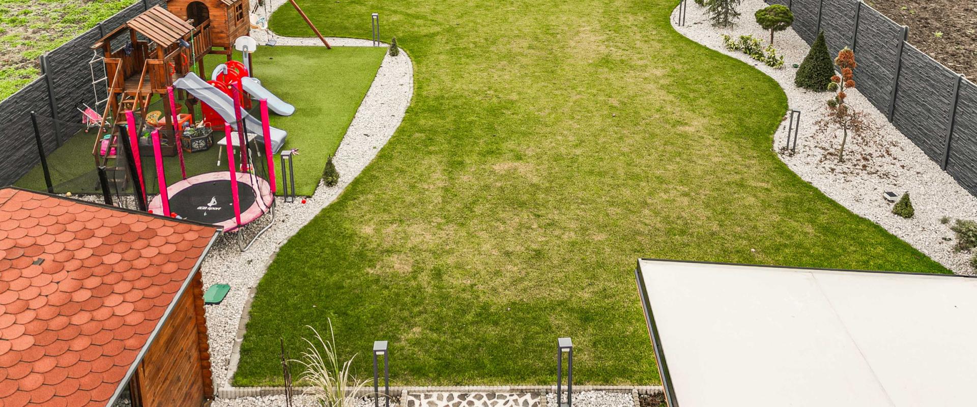 Luxusný rodinný dom s bazénom a veľkým pozemkom – Dvorníky