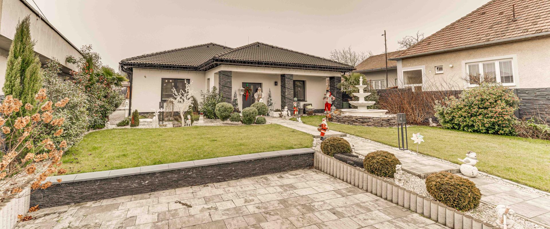 Luxusný rodinný dom s bazénom a veľkým pozemkom – Dvorníky