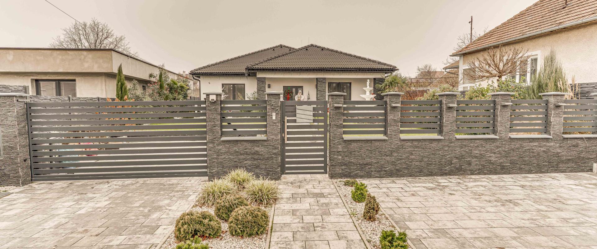 Luxusný rodinný dom s bazénom a veľkým pozemkom – Dvorníky