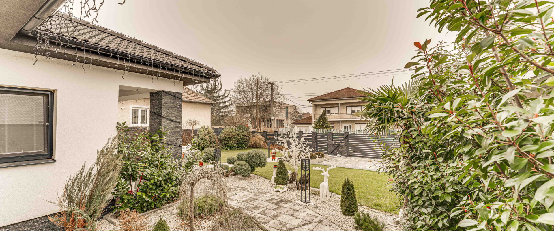 Luxusný rodinný dom s bazénom a veľkým pozemkom – Dvorníky