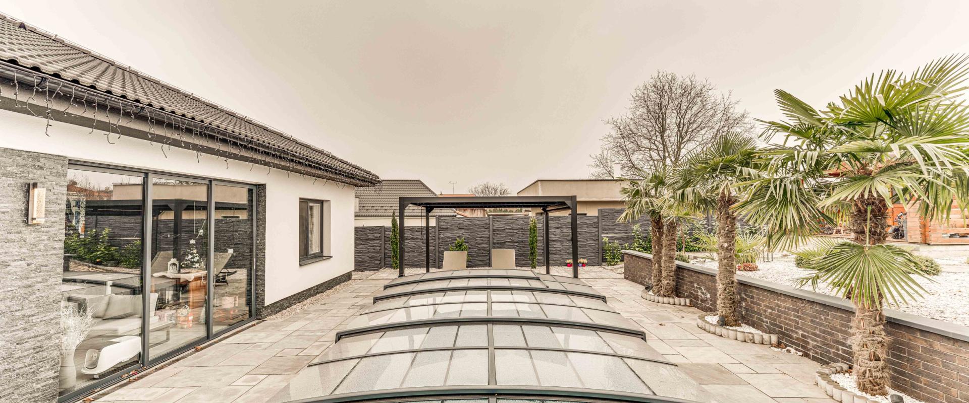 Luxusný rodinný dom s bazénom a veľkým pozemkom – Dvorníky