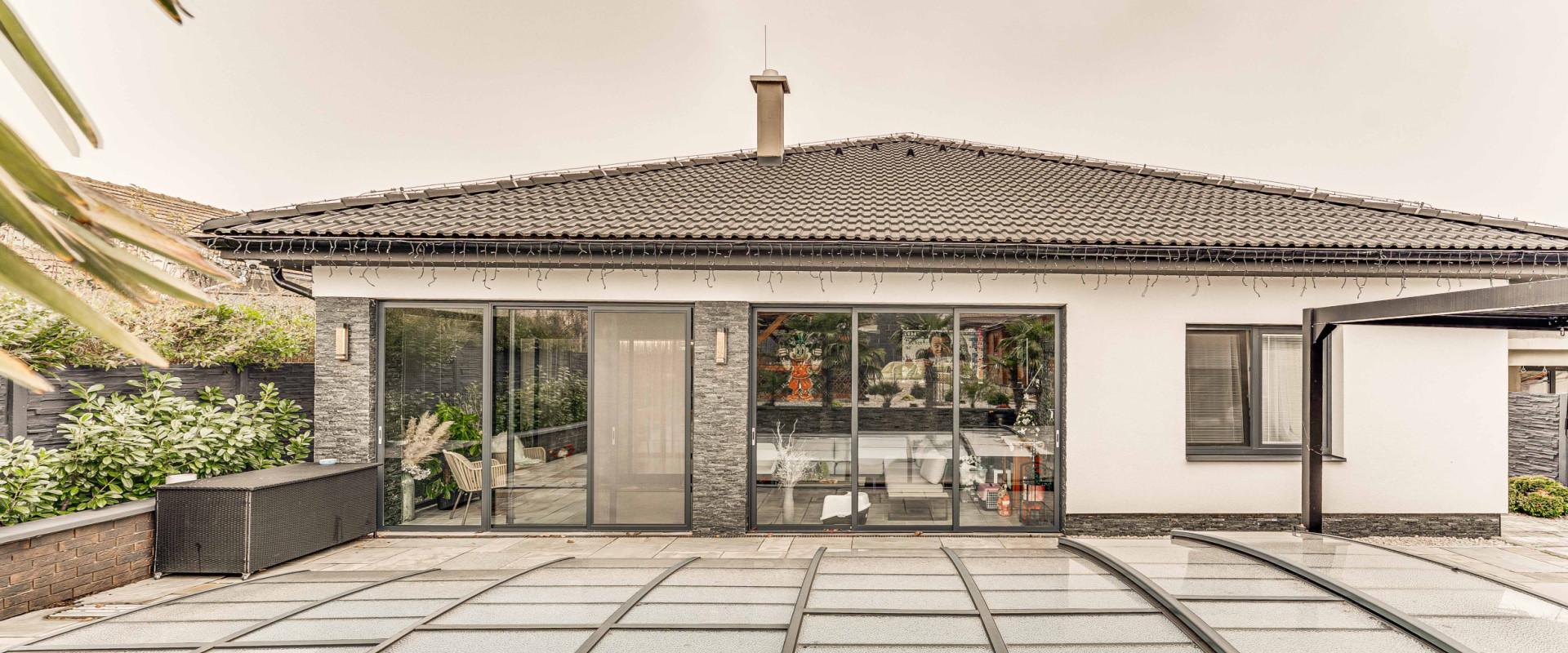 Luxusný rodinný dom s bazénom a veľkým pozemkom – Dvorníky