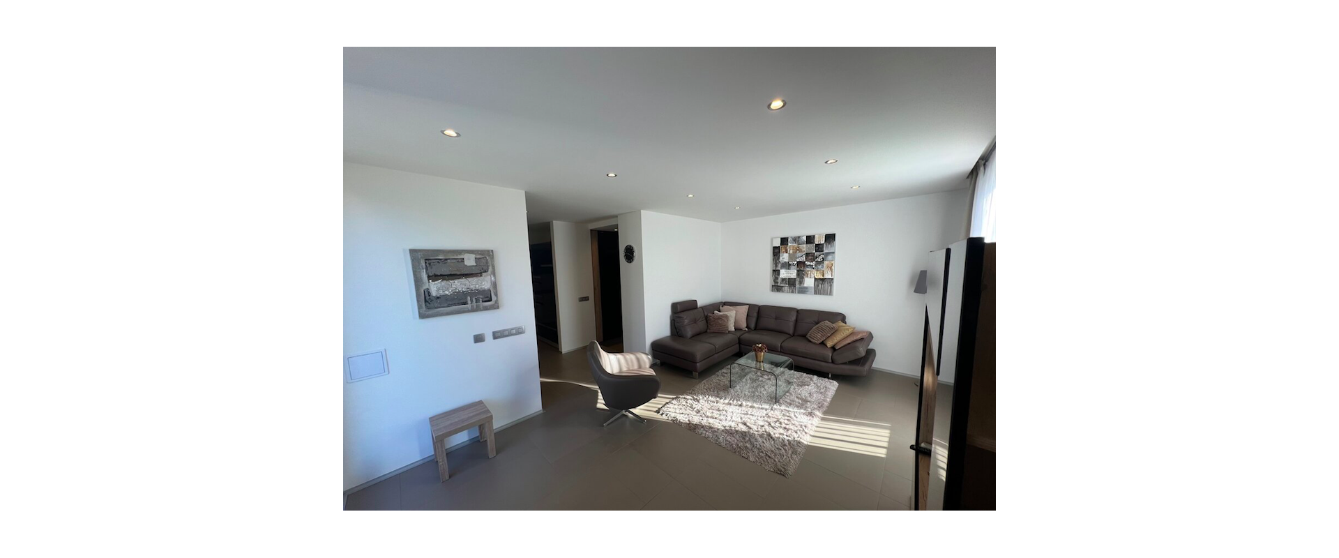 Prenájom slnečného moderného 2-izb. bytu s terasou a parkovacím miestom v lokalite Kramáre