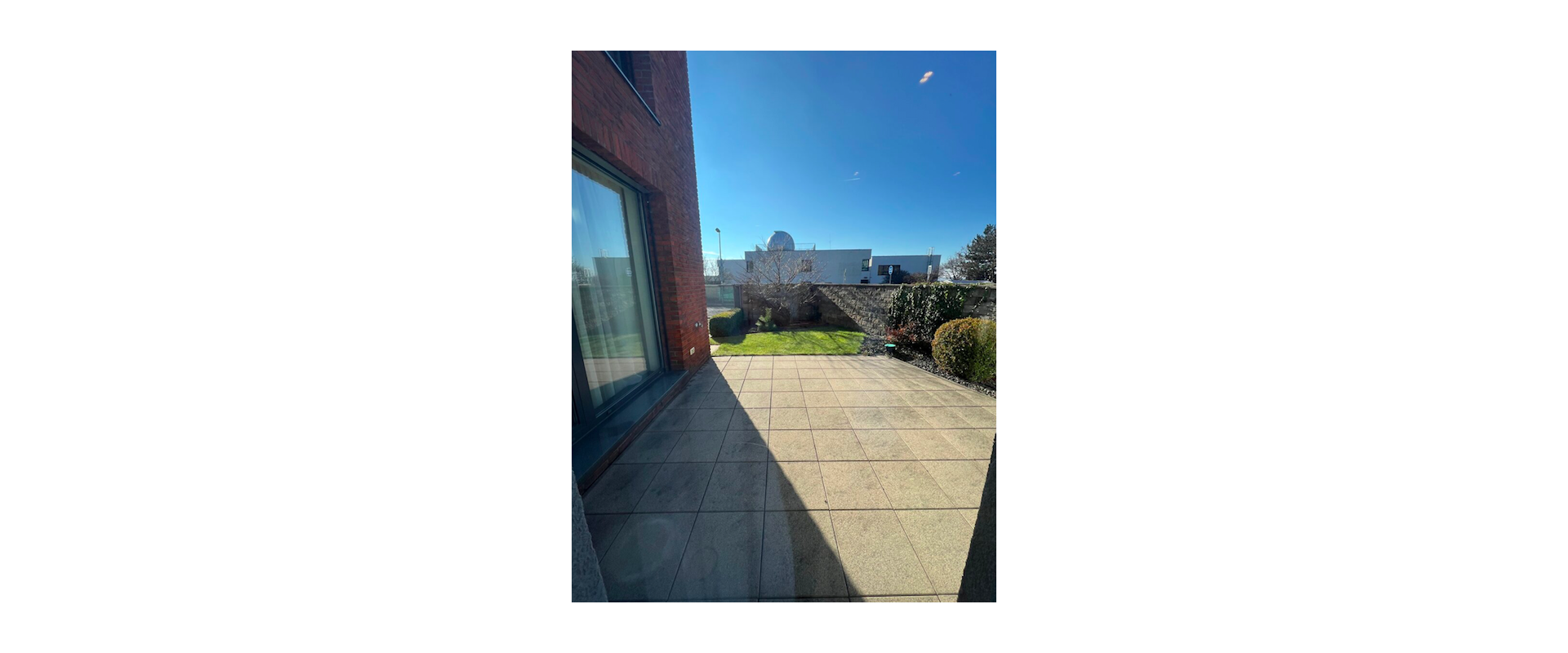 Prenájom slnečného moderného 2-izb. bytu s terasou a parkovacím miestom v lokalite Kramáre