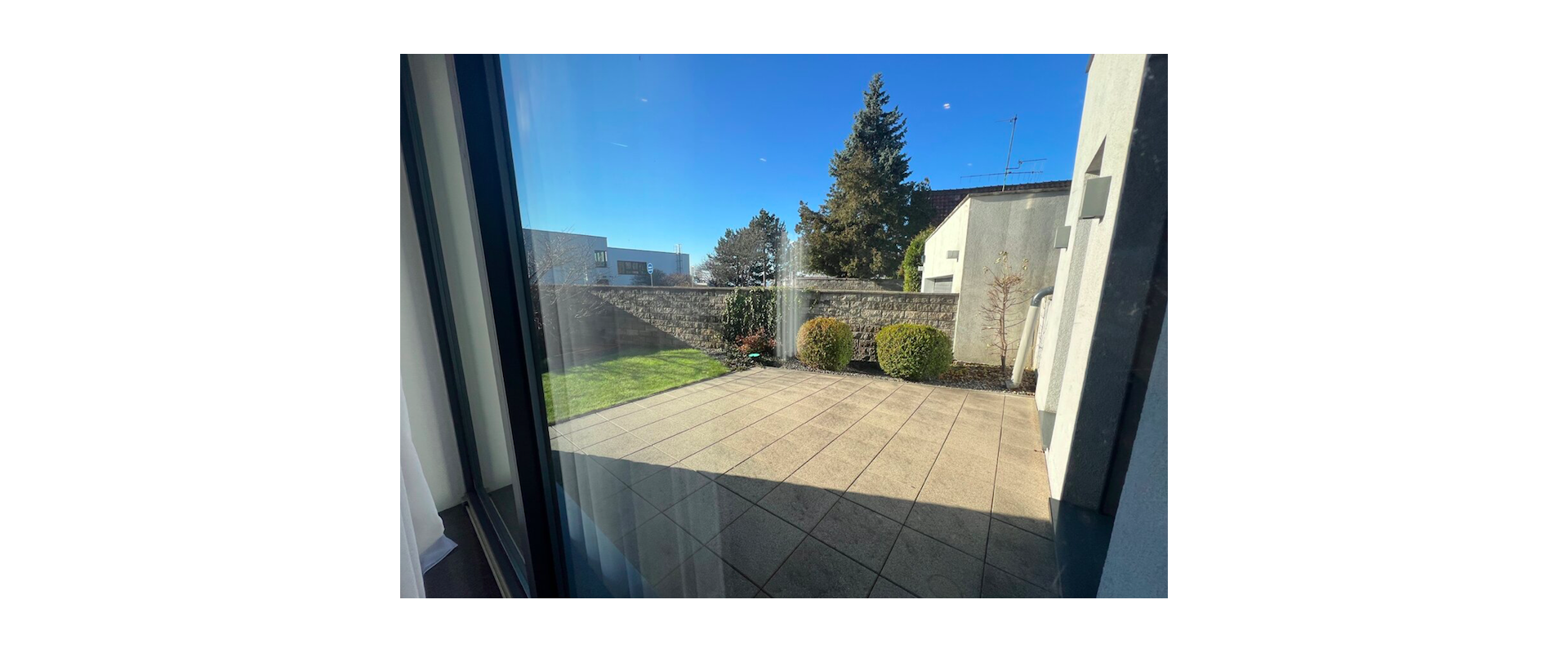 Prenájom slnečného moderného 2-izb. bytu s terasou a parkovacím miestom v lokalite Kramáre