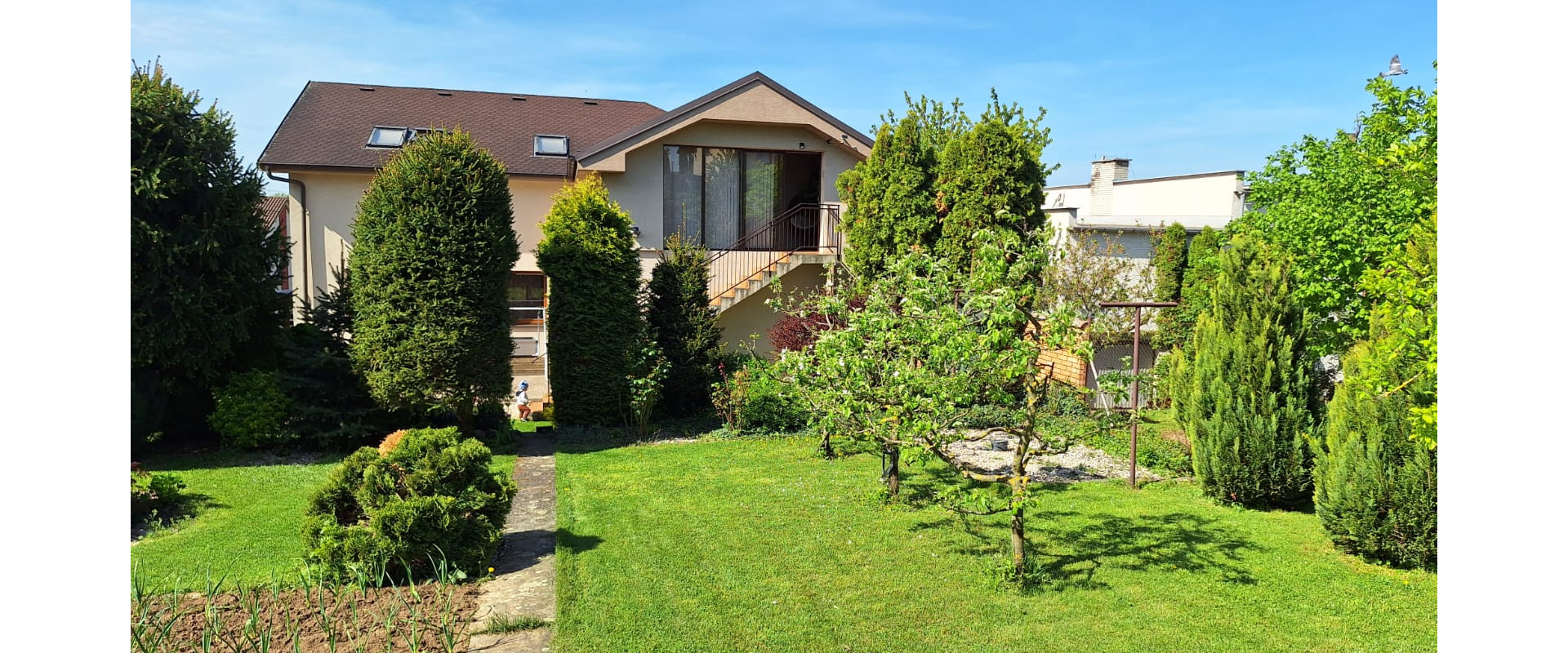 Priestranný rodinný dom s veľkým pozemkom – Chtelnica