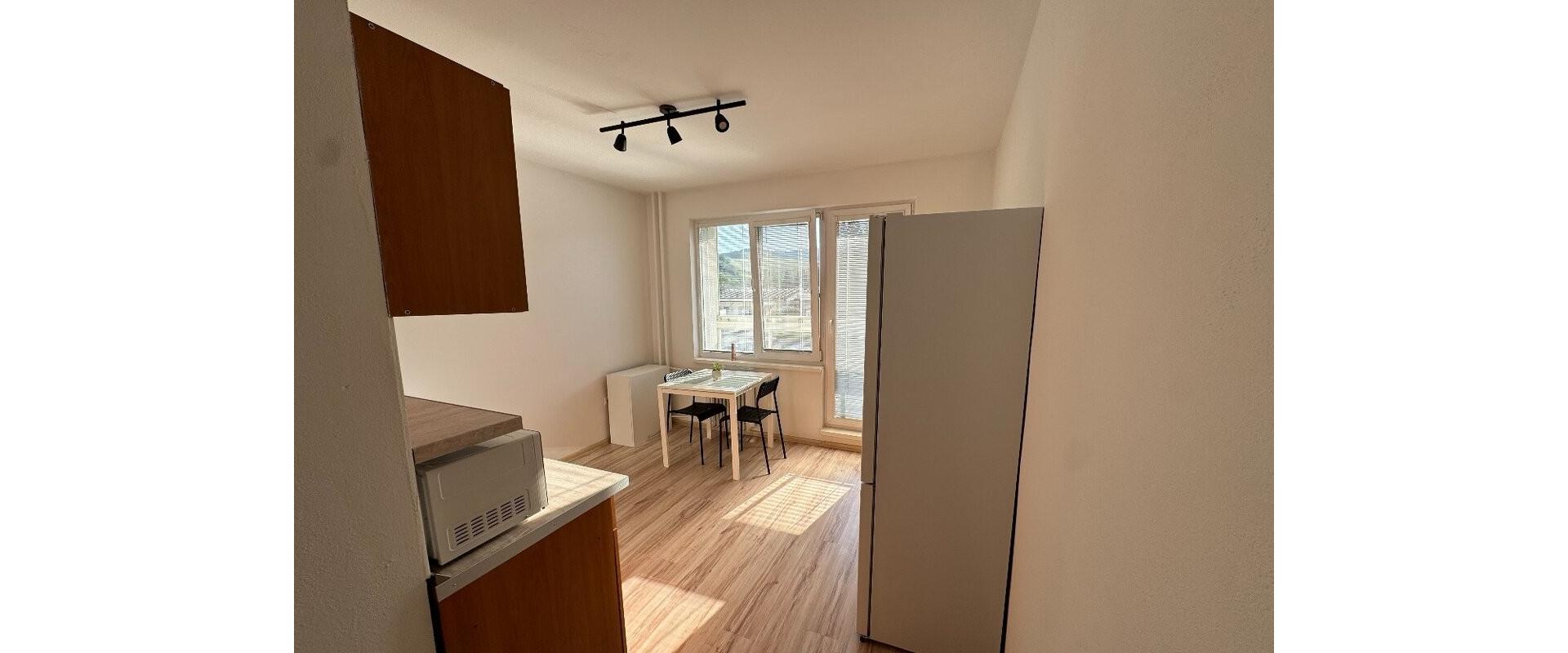 1 - izbový byt na dlhodobý prenájom s dvoma balkónmi