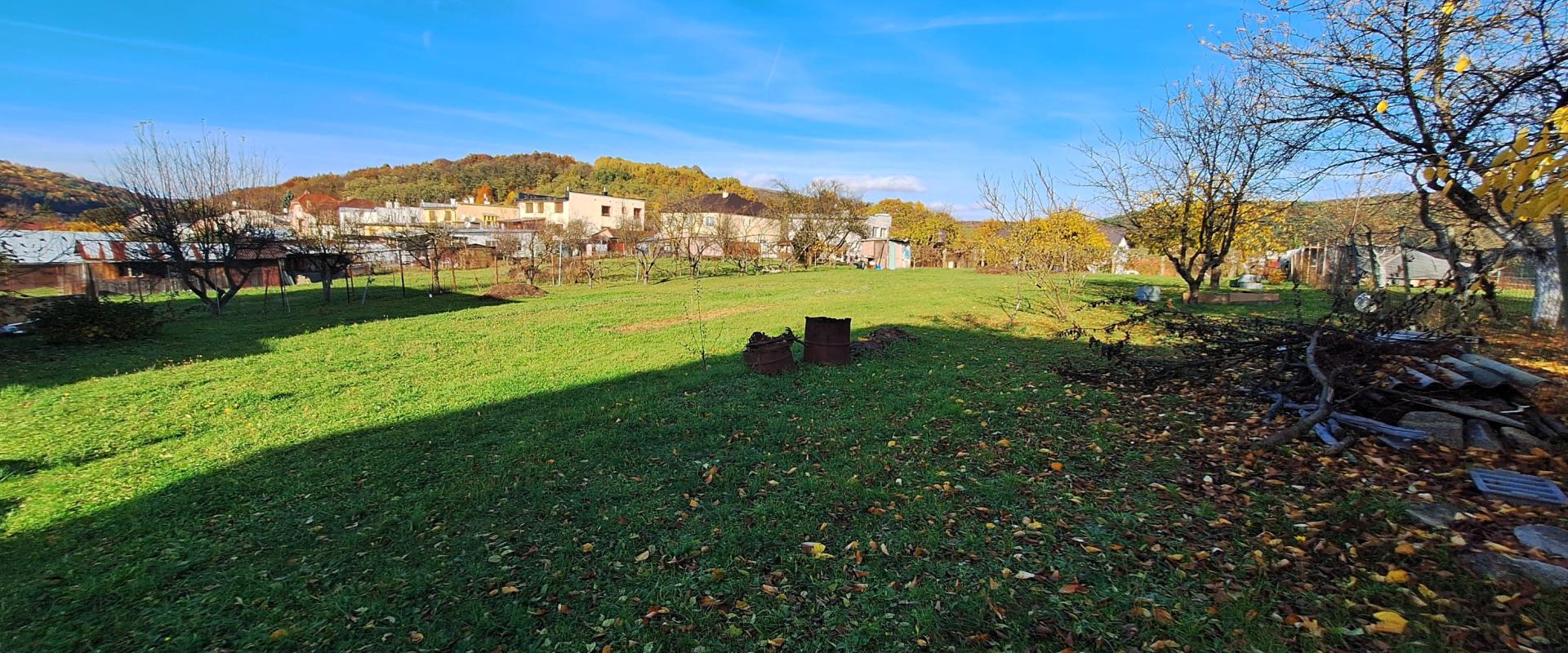 Na predaj pozemok o rozlohe 1 449 m² so záhradou a studňou v Humennom