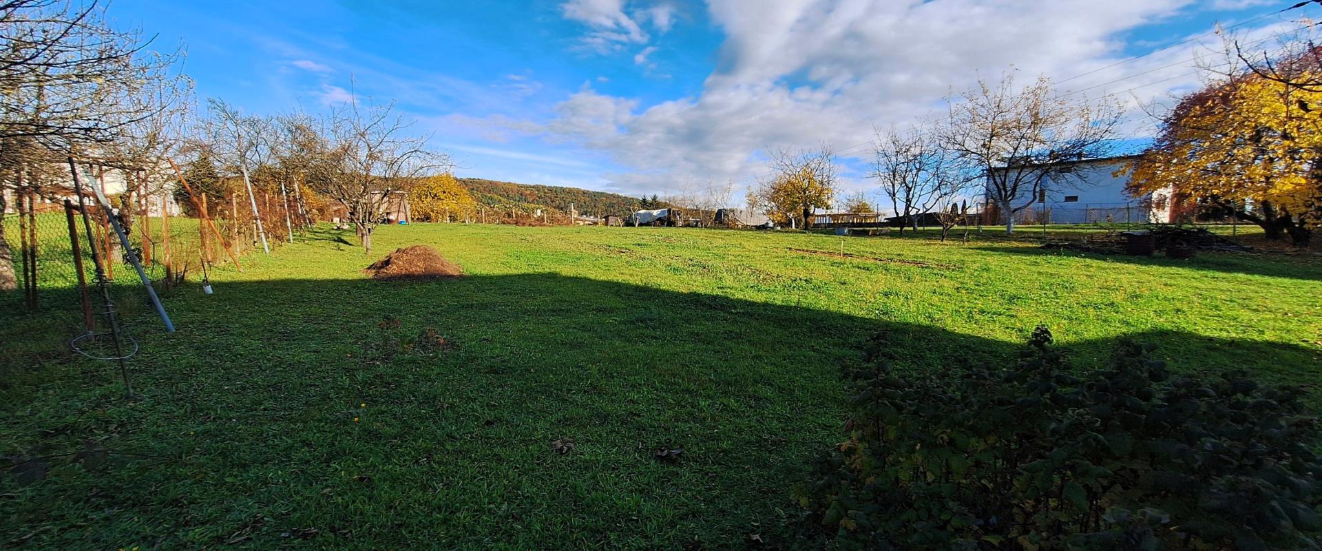 Na predaj pozemok o rozlohe 1 449 m² so záhradou a studňou v Humennom