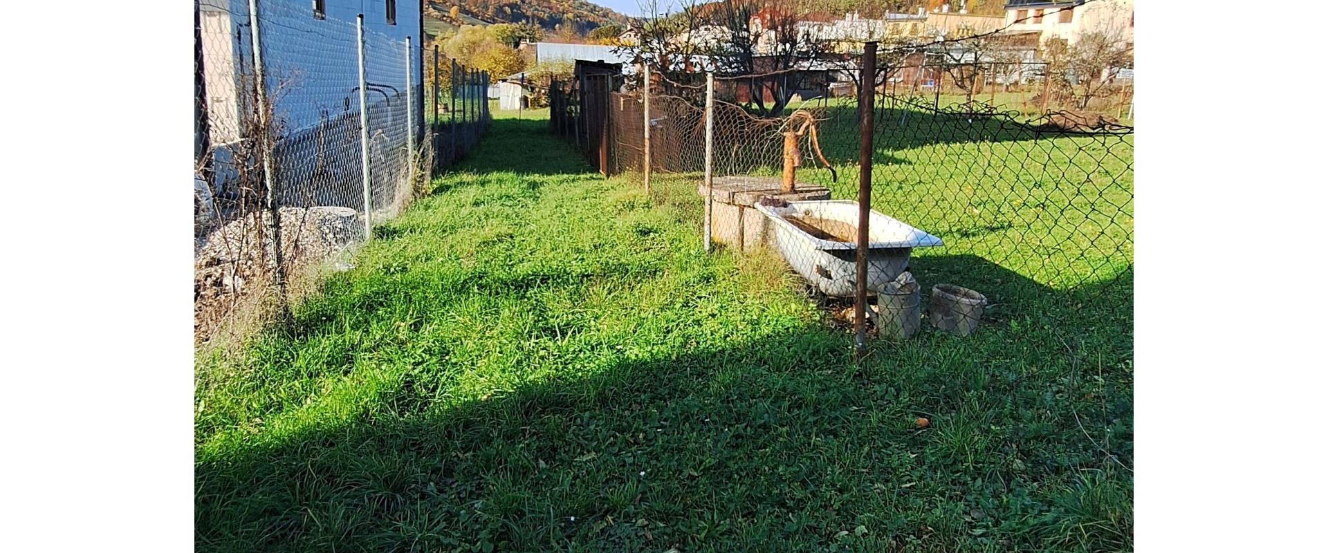 Na predaj pozemok o rozlohe 1 449 m² so záhradou a studňou v Humennom