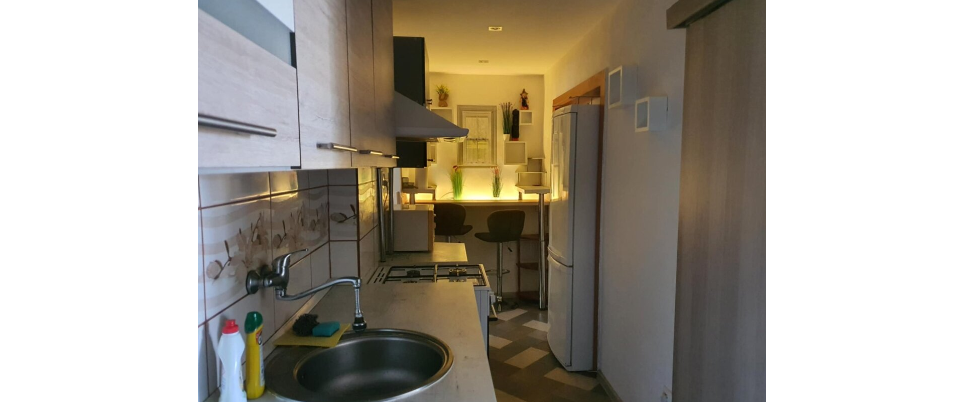 Prenájom plne zariadeného 2,5-izbového bytu v centre SNV