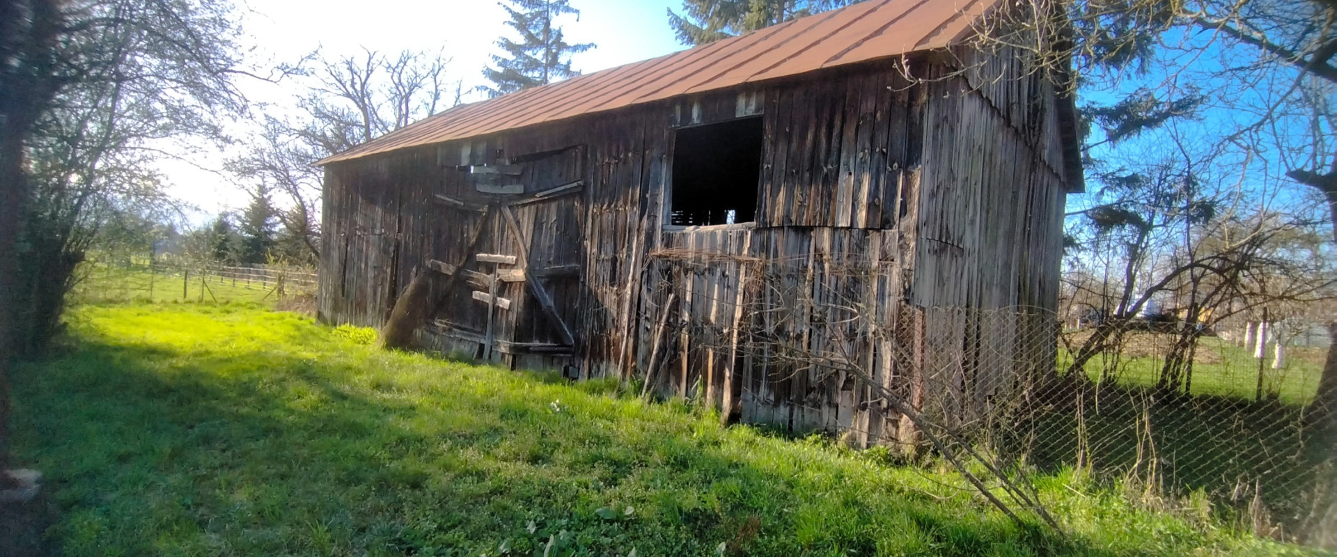 Na predaj rodinný dom s veľkým pozemkom 2 000 m² v obci Nižný Hrušov