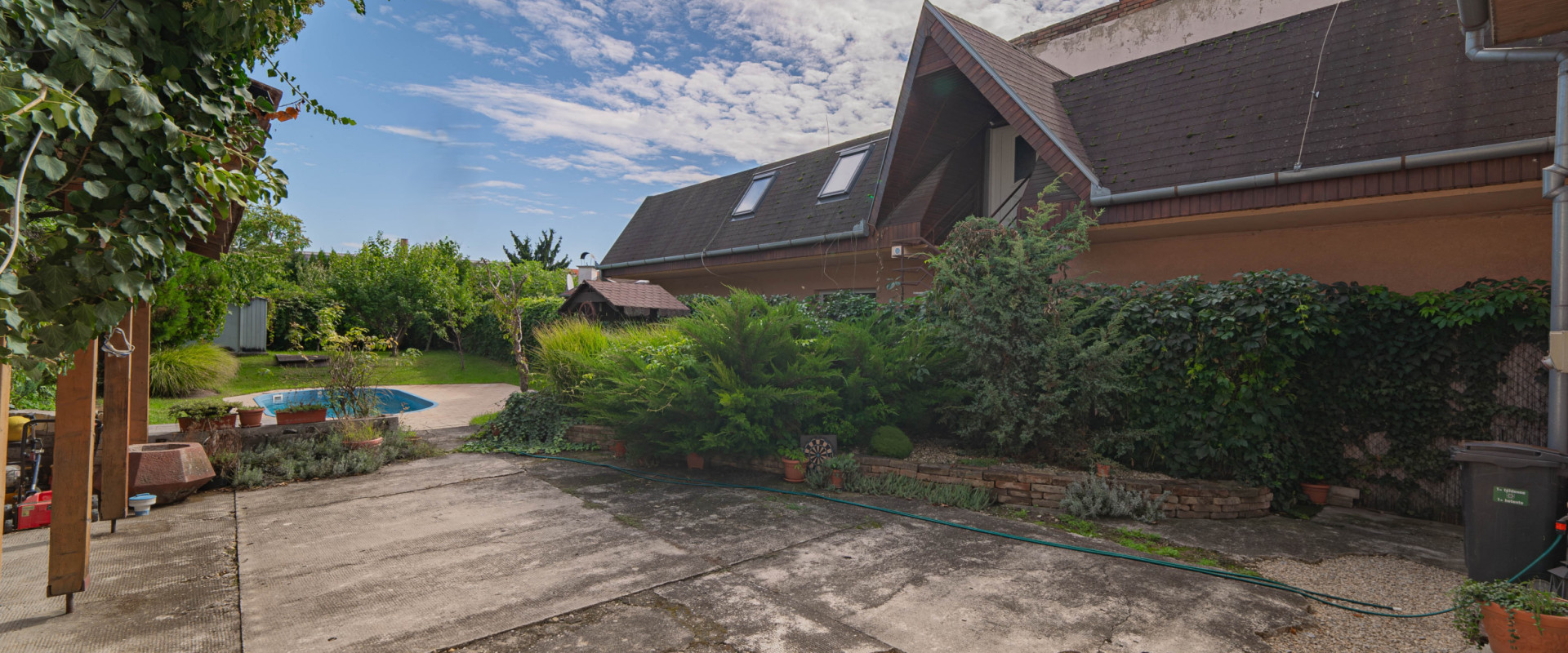 3D Obhliadka!! Veľký RD s bazénom priamo v Nových Zámkoch