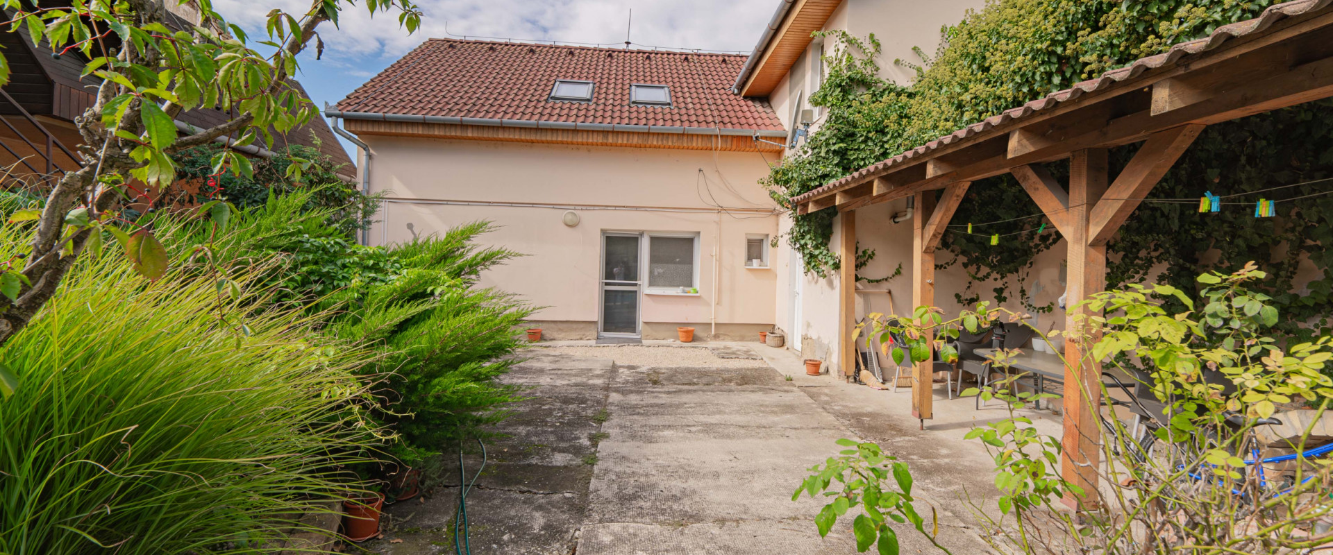 3D Obhliadka!! Veľký RD s bazénom priamo v Nových Zámkoch