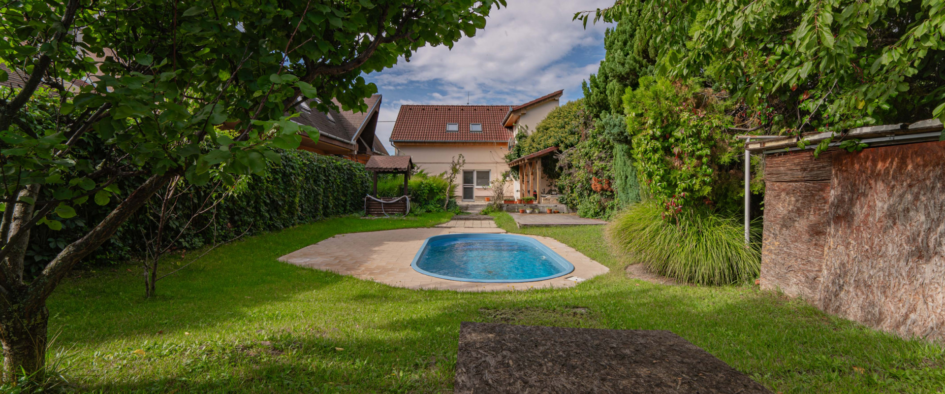 3D Obhliadka!! Veľký RD s bazénom priamo v Nových Zámkoch