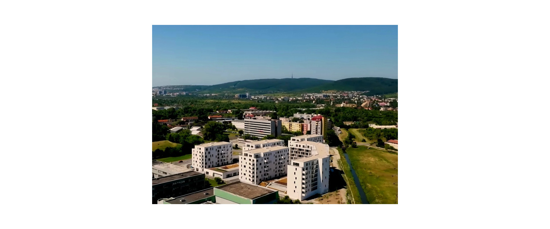 PREDAJ ELEGANTNÝ 2-IZBOVÝ BYT S BALKÓNOM A PARKOVANÍM V RAČI