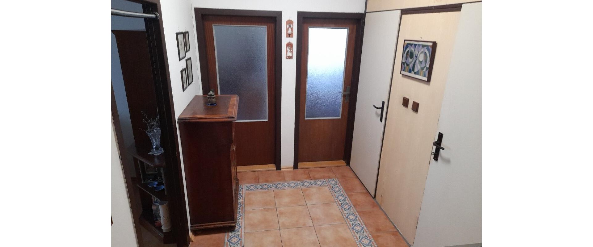 Na predaj: 3-izbový byt s loggiou v pôvodnom stave – Juhoslovanská ulica, Ťahanovce, Košice