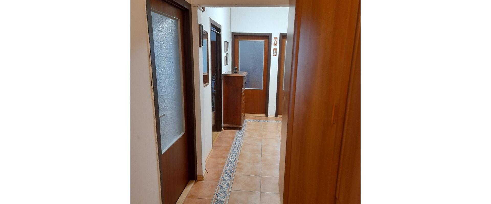 Na predaj: 3-izbový byt s loggiou v pôvodnom stave – Juhoslovanská ulica, Ťahanovce, Košice