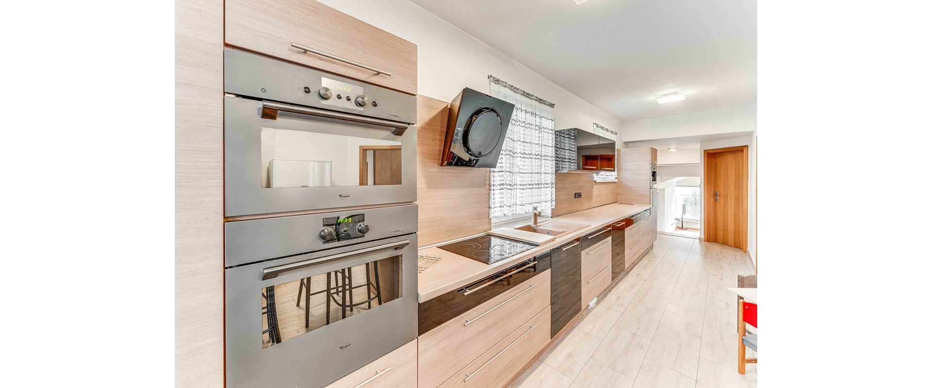 REZIDENCIA V DEVÍNE: 495 M2 PRE LUXUSNÉ BÝVANIE A PODNIKANIE