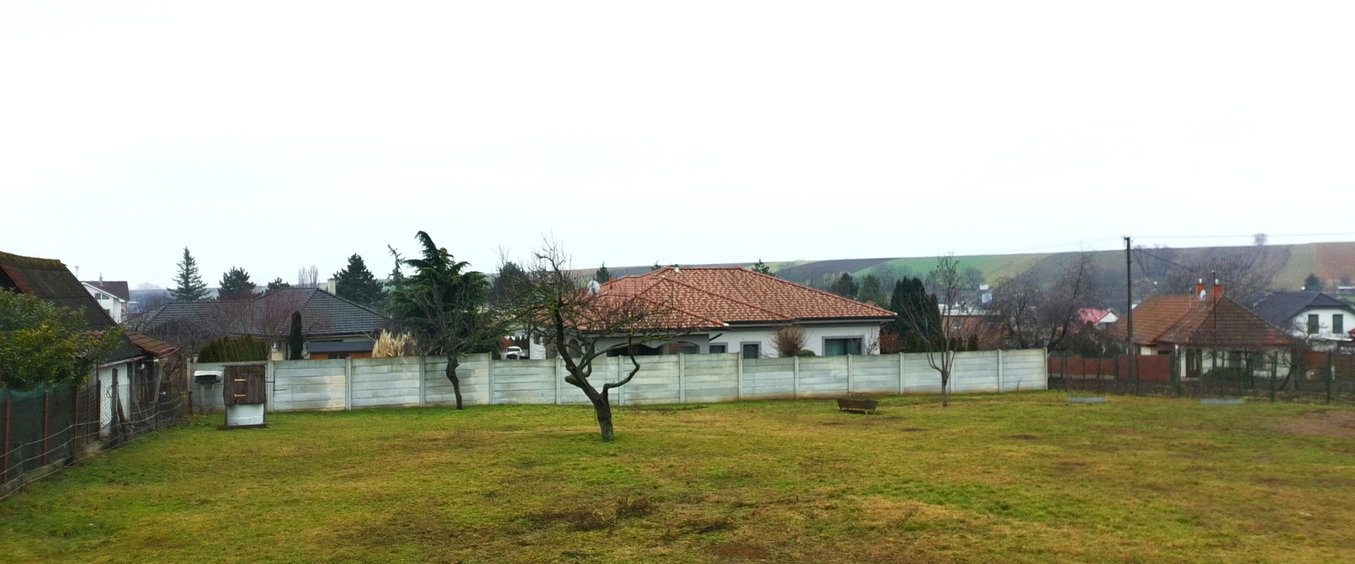 Ponúkam na predaj exkluzívne stavebný pozemok v obci Veľké Zálužie vhodný až na 2 domy