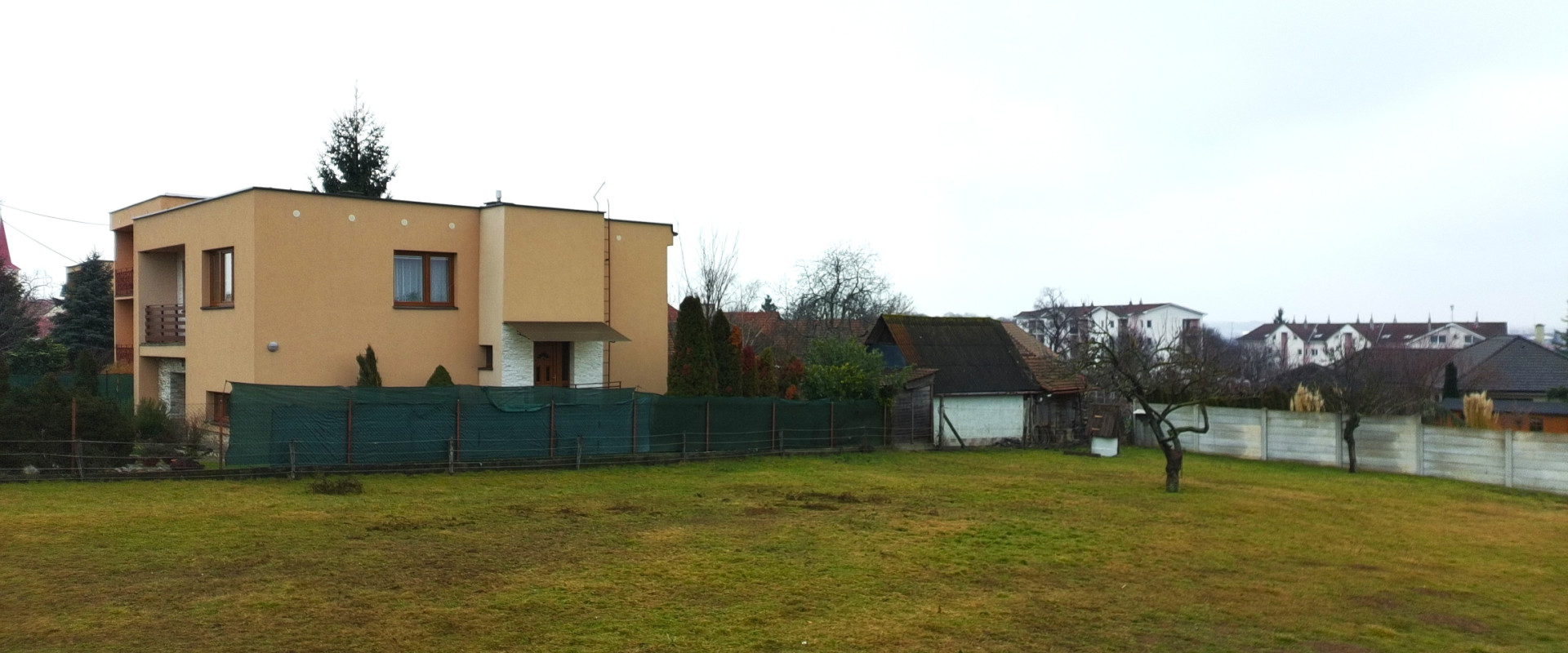 Ponúkam na predaj exkluzívne stavebný pozemok v obci Veľké Zálužie vhodný až na 2 domy