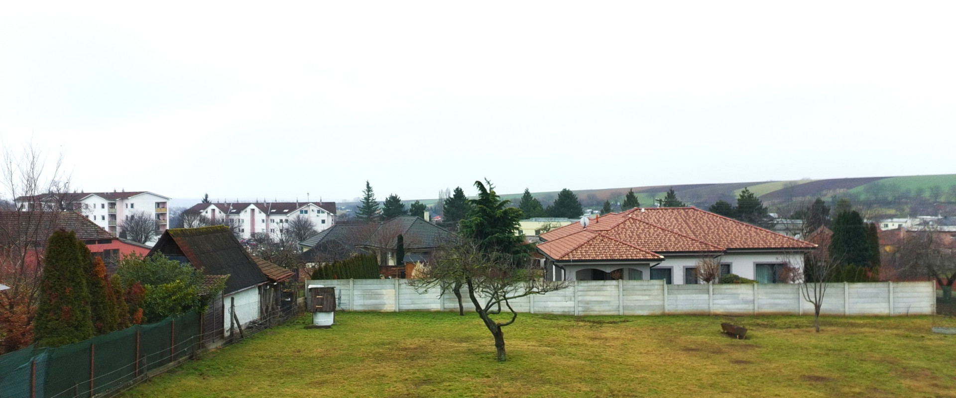 Ponúkam na predaj exkluzívne stavebný pozemok v obci Veľké Zálužie vhodný až na 2 domy