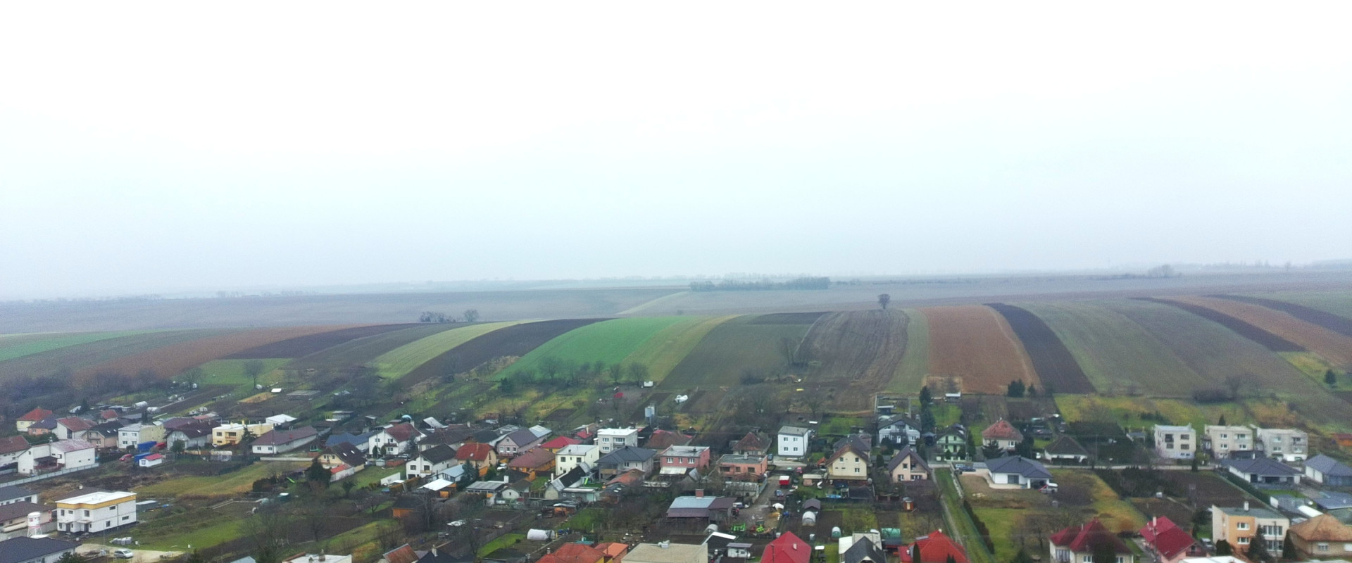 Ponúkam na predaj exkluzívne stavebný pozemok v obci Veľké Zálužie vhodný až na 2 domy