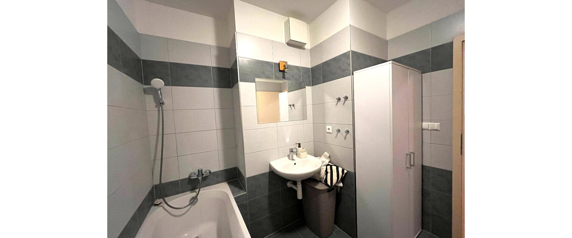 Prenájom 2 izbového bytu s balkónom, Kresánkova, Dlhé diely